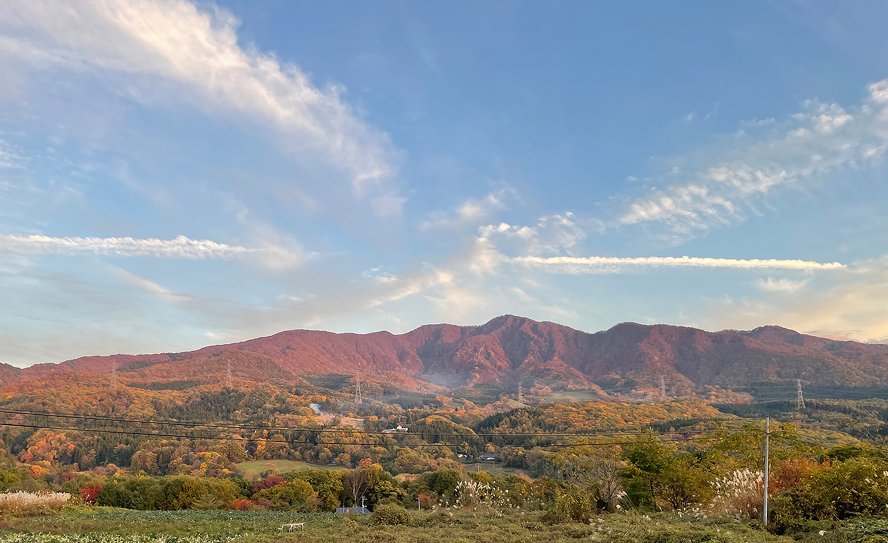 山形市の秋の風景 紅葉が綺麗な山々