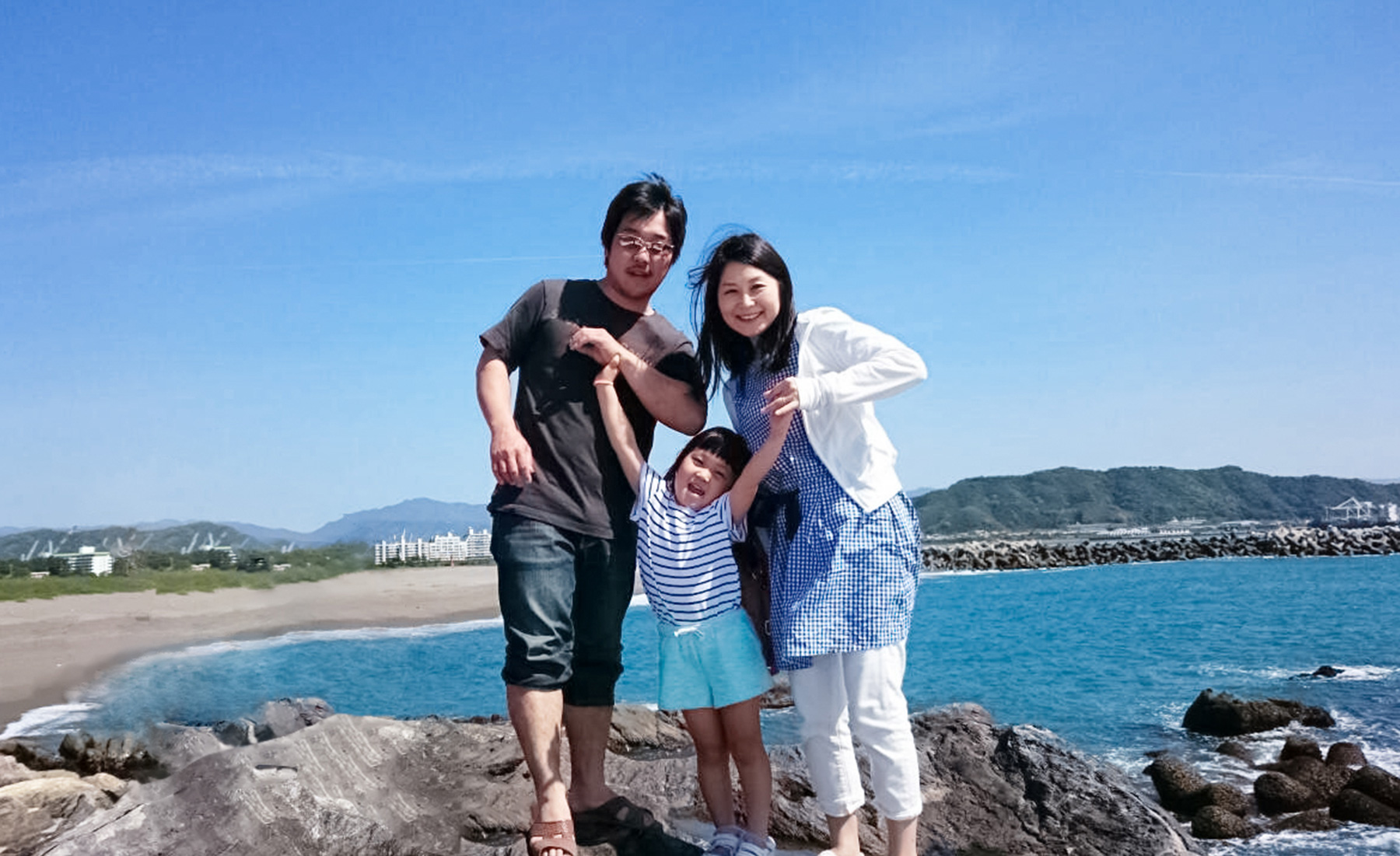 桂浜での幸せそうな家族写真