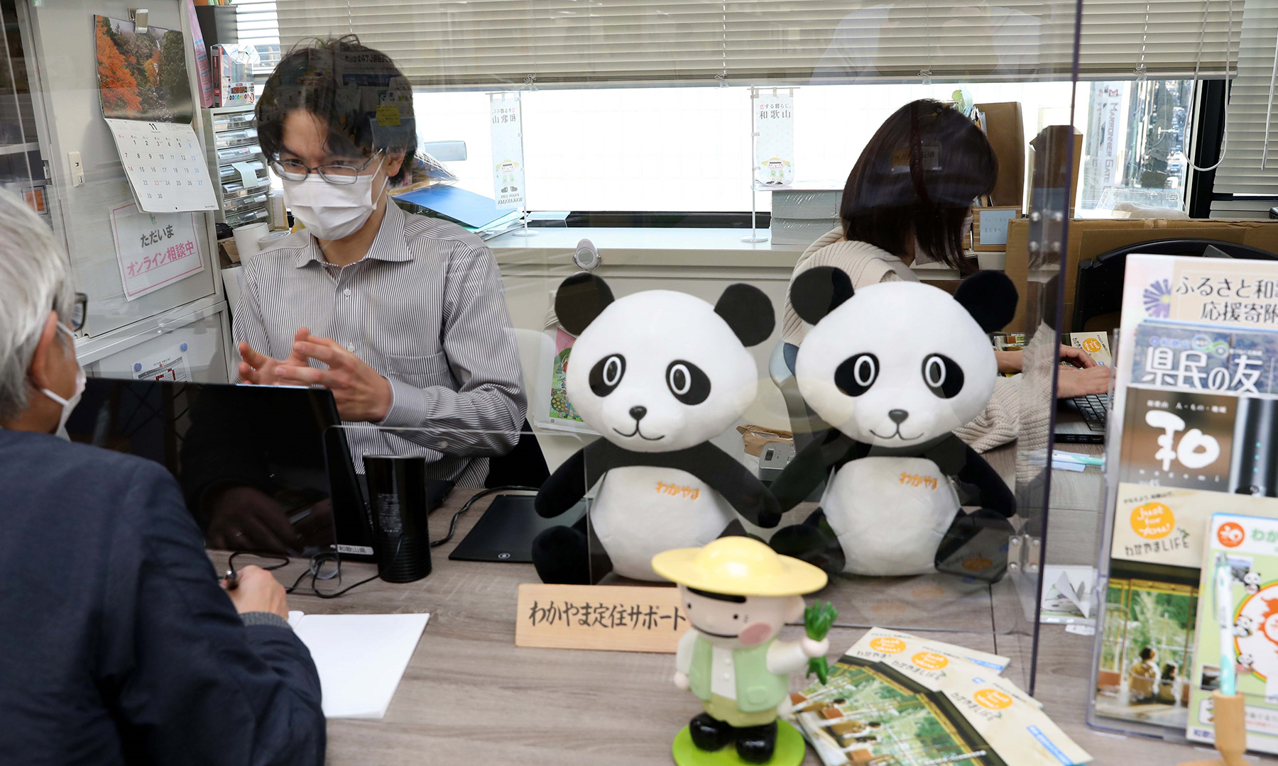 和歌山県ブースで話を聞く様子