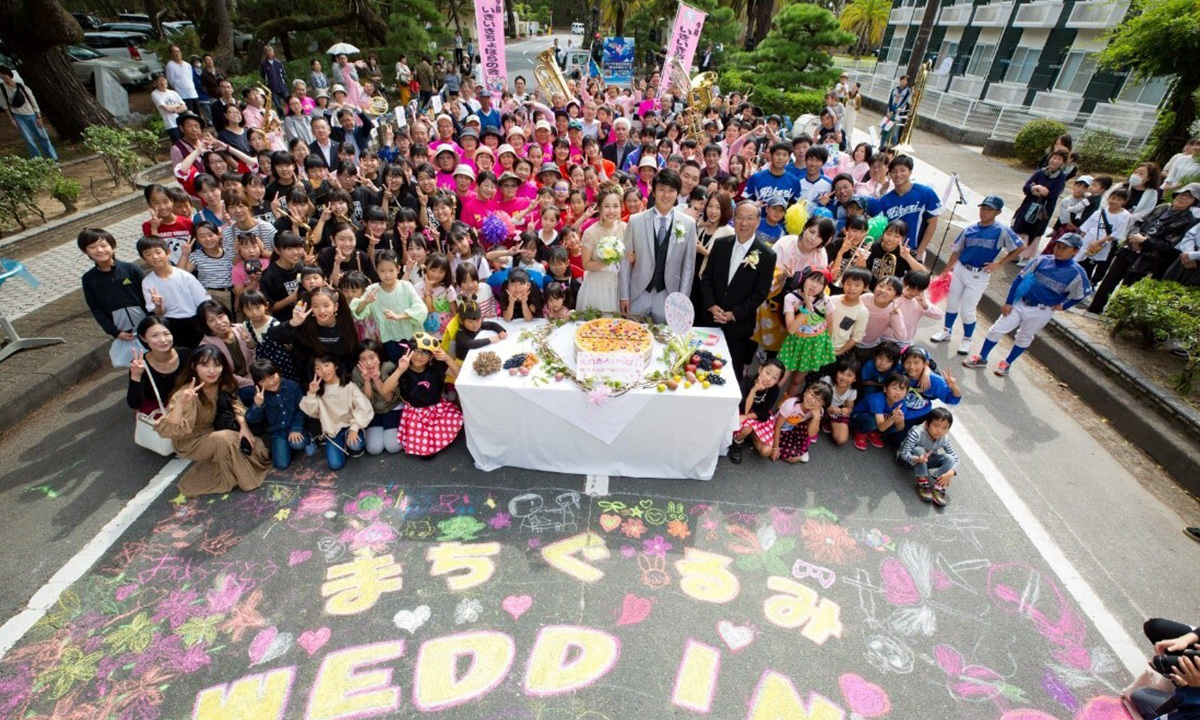 顔も名前も知らない新郎新婦の門出に600名を超える市民が駆けつけてお祝いする光市