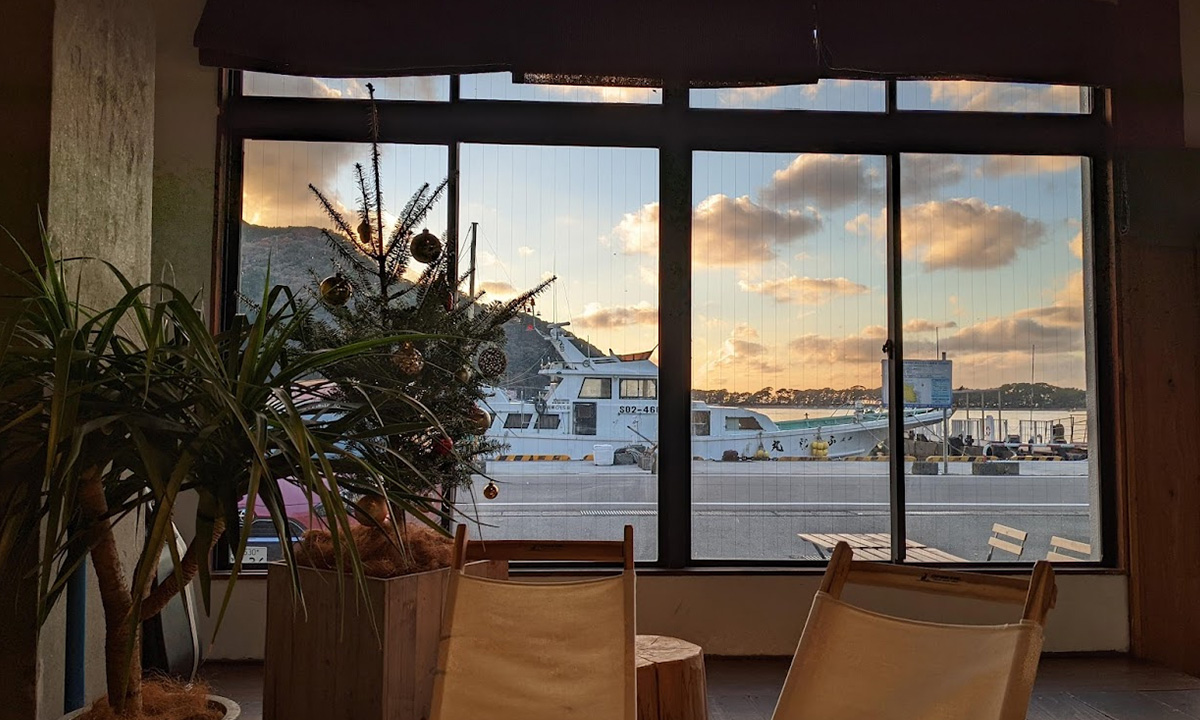 海に面したカフェ兼ホステルのワークスペースからの眺め