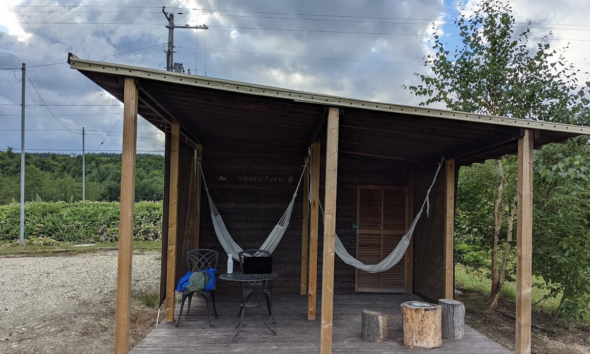 屋外には、くつろぎながら仕事できる屋根付きテラスのスペースも