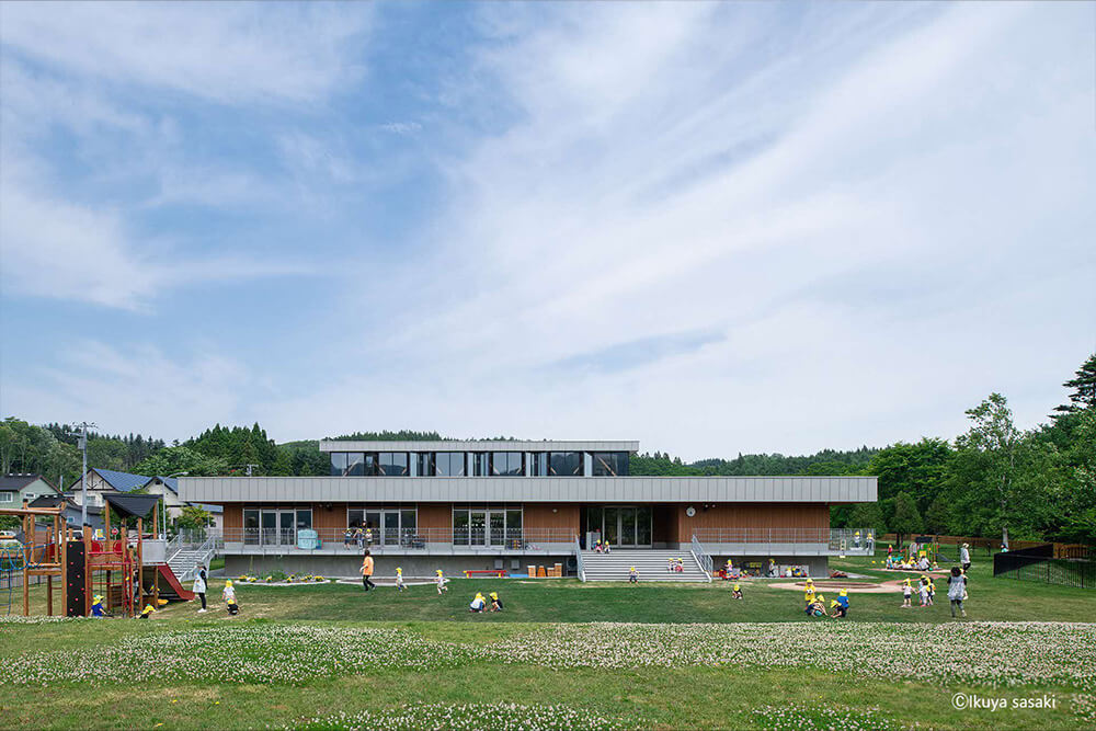 北海道厚沢部町の認定こども園「はぜる」では、余剰定員枠を活用した子どもの一時預かり事業が行われている。