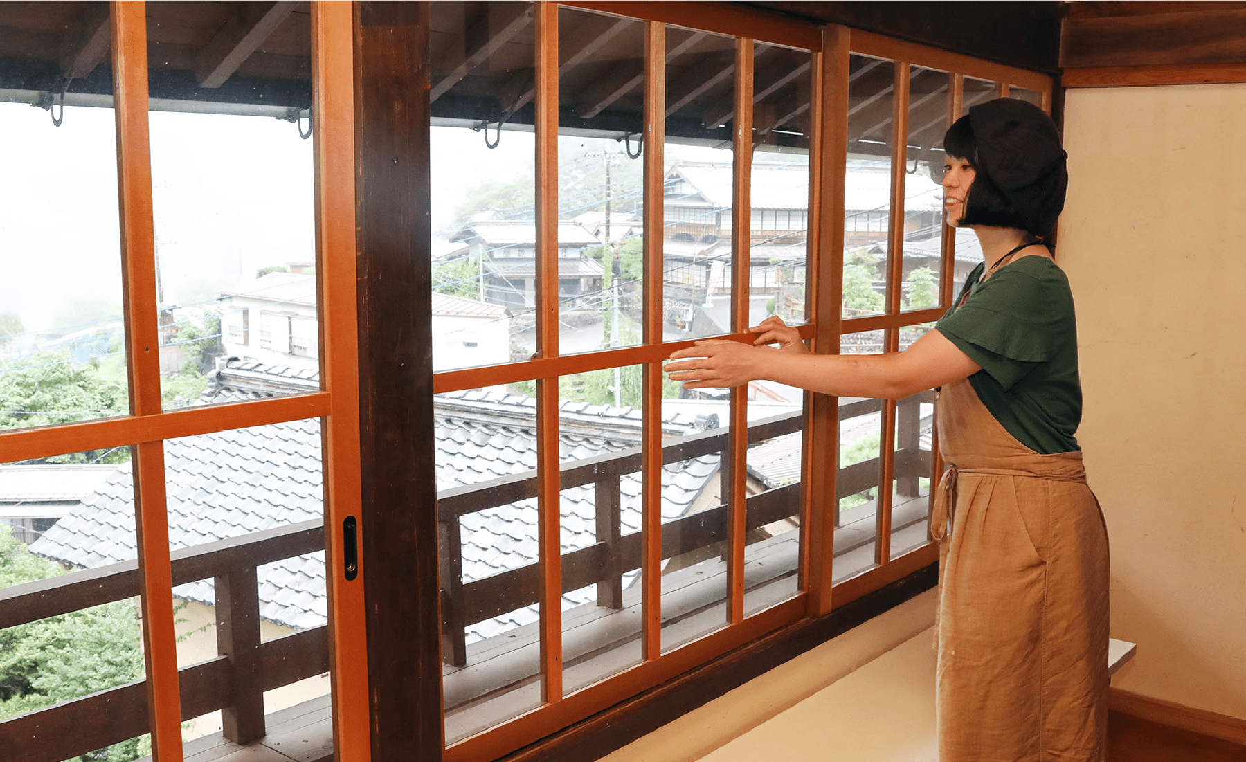 古民家カフェでインタビューに答える串田さん