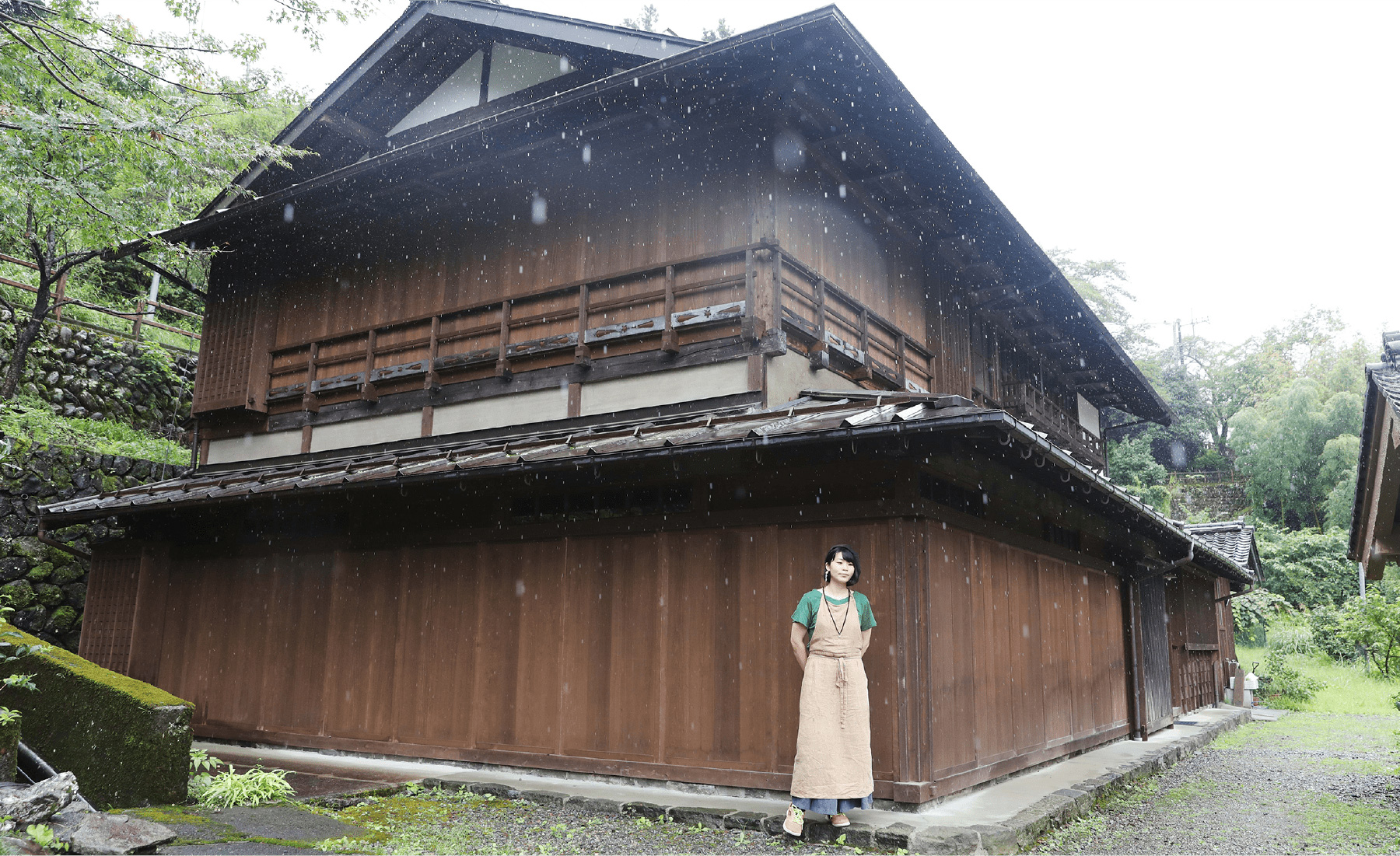古民家カフェ外観とその前に立つ串田さん