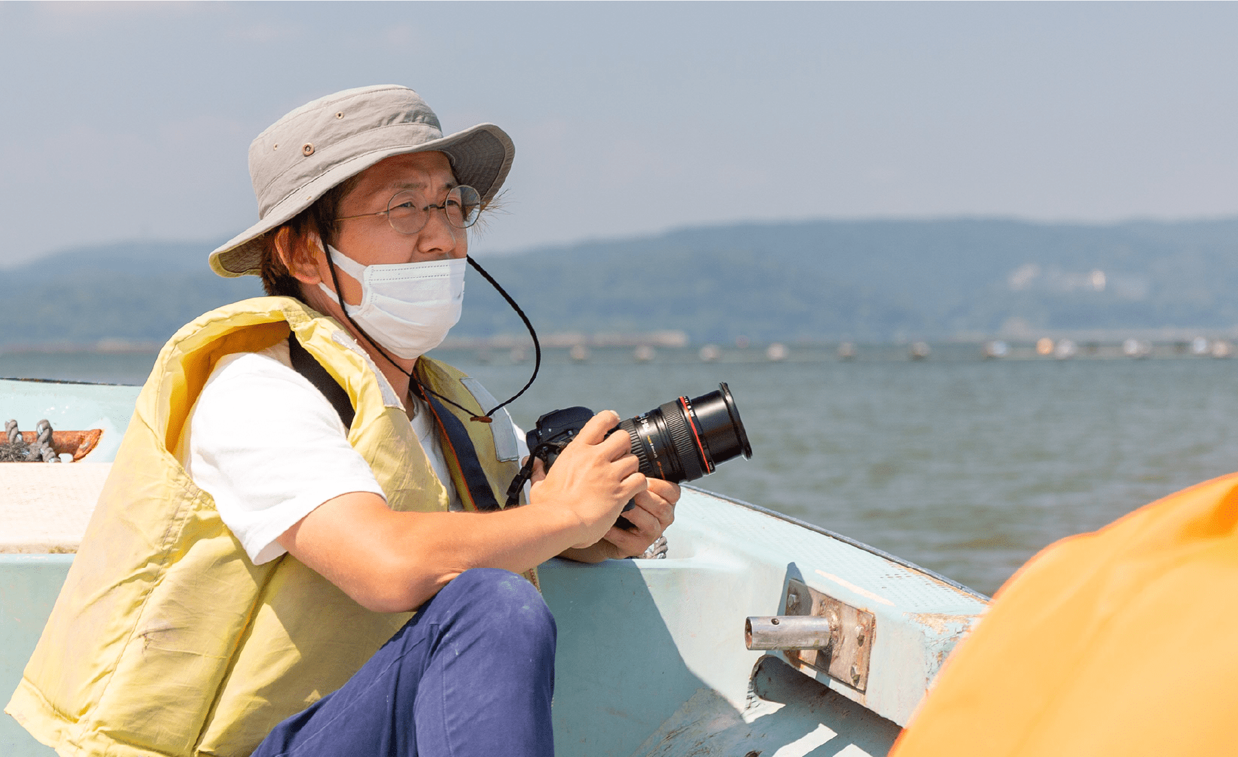 海で撮影の仕事中の早坂さん
