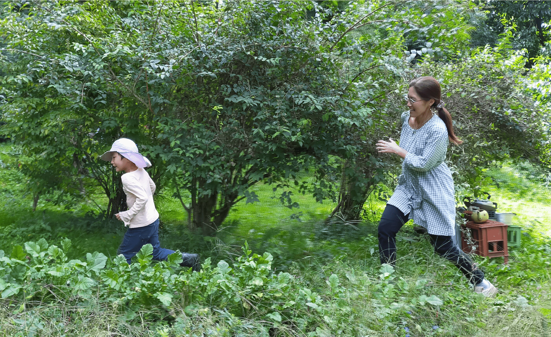 長野の自然の中で息子と追いかけっこ