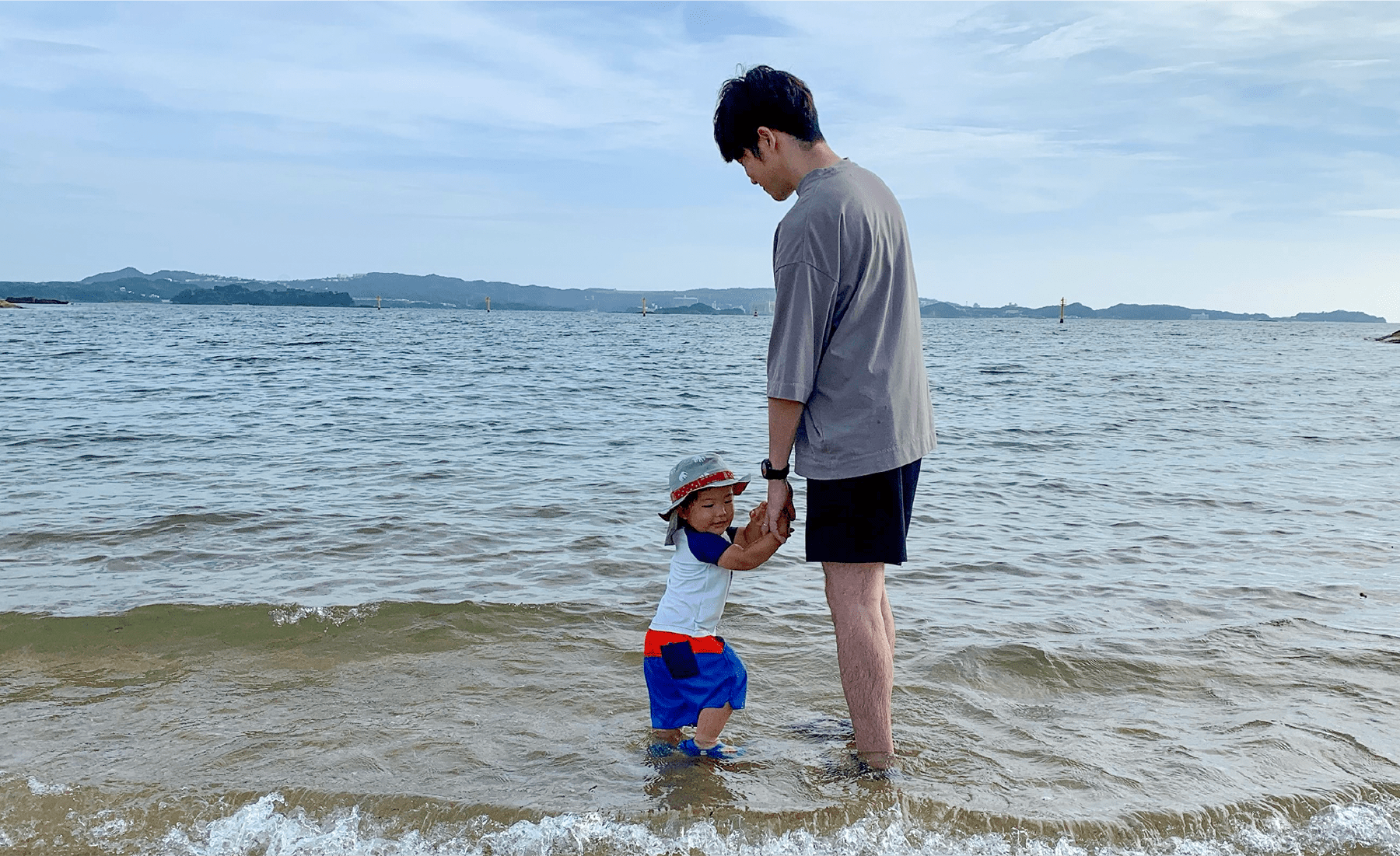 海で子どもと遊ぶ須藤さん