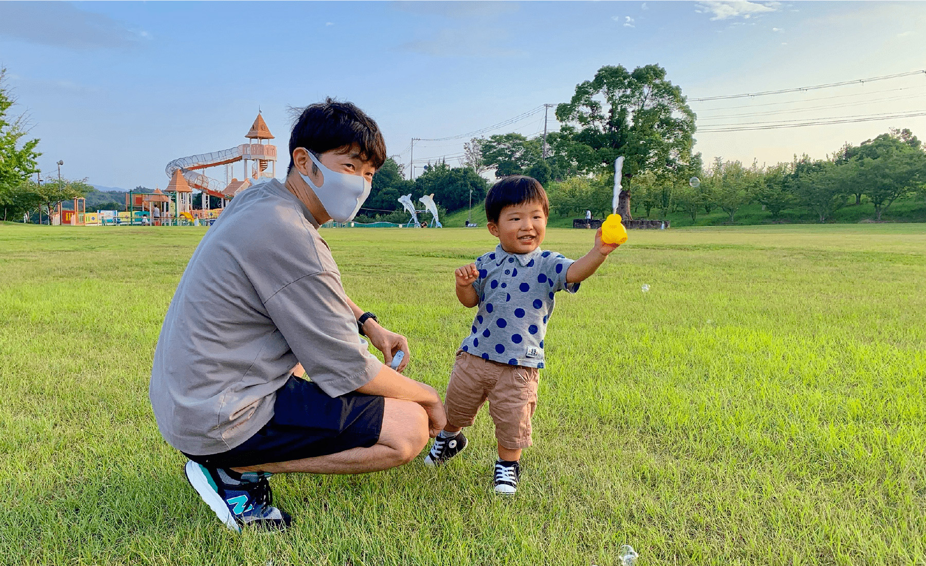 緑豊かな広い公園で子どもと遊ぶ須藤さん