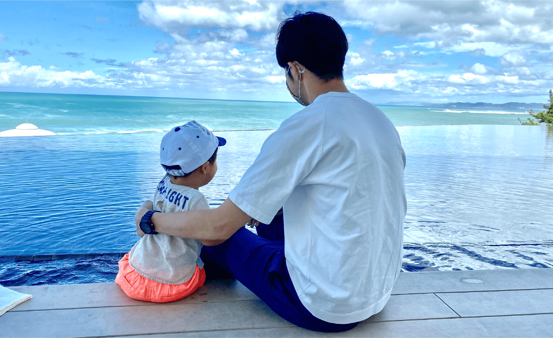 海を眺める須藤さんと子ども