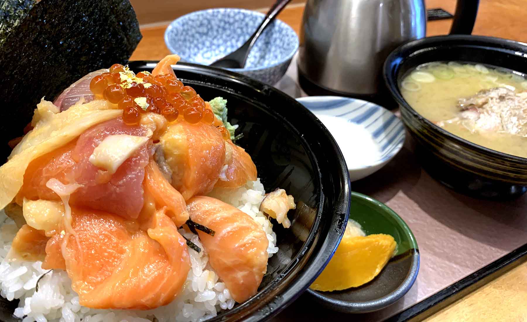 地元の海の幸をふんだんに使用した海鮮丼