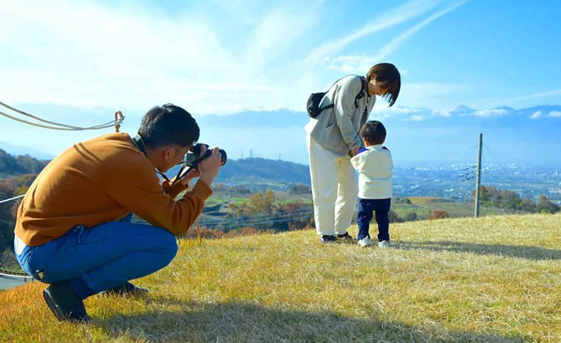 奥さんと子どもの写真を撮る大野さん