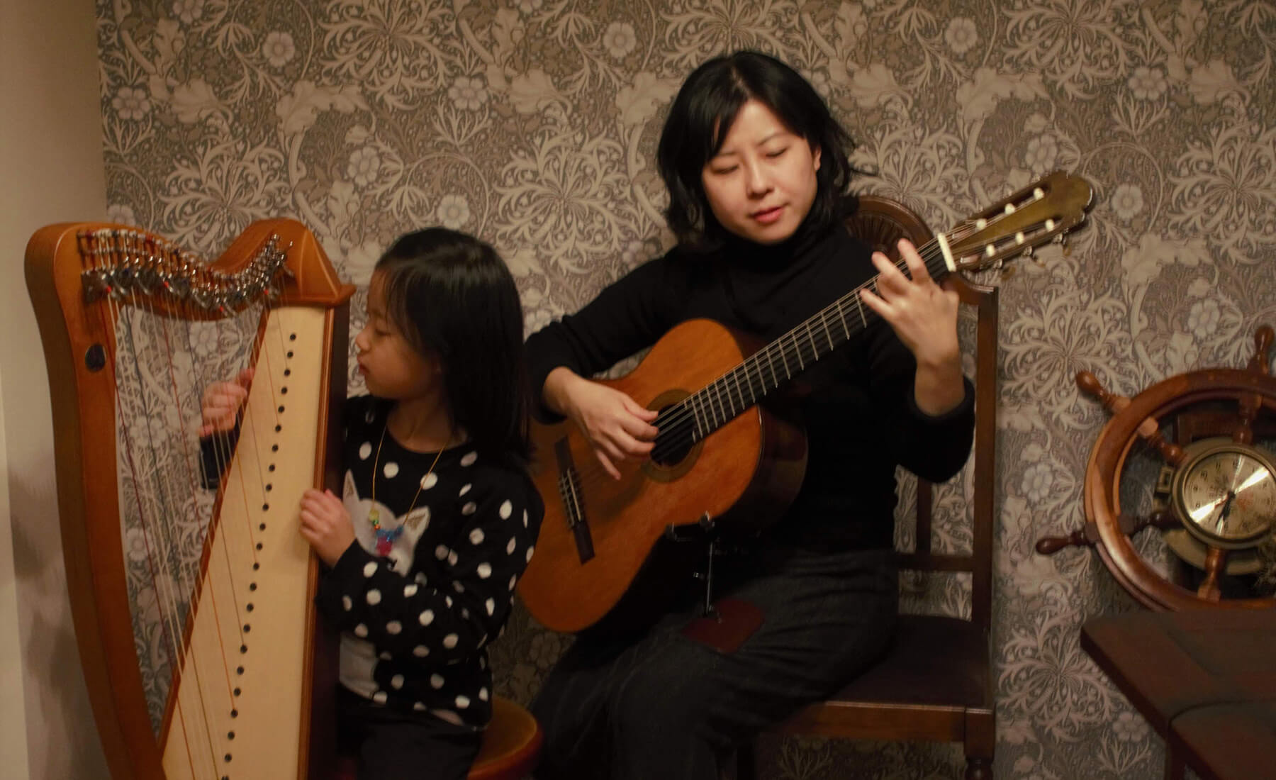 親子でギターハープを演奏