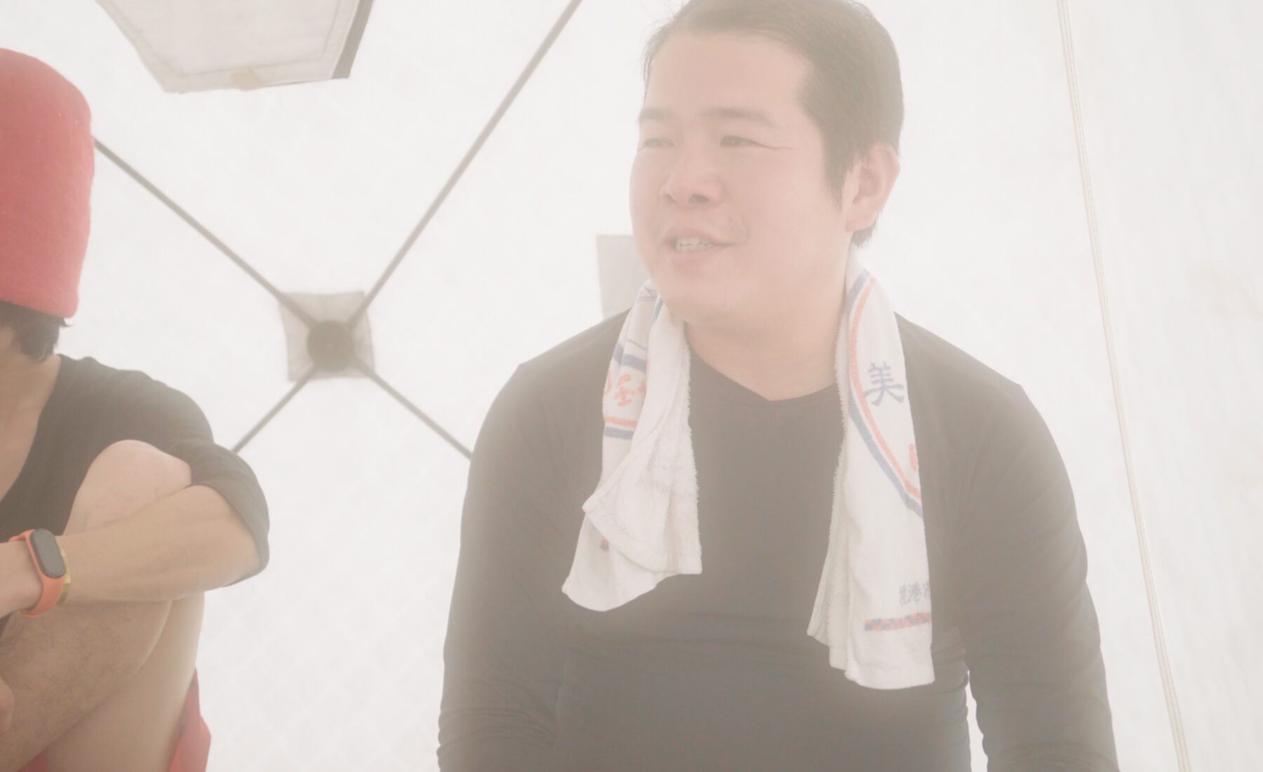 サウナに入る石黒さん