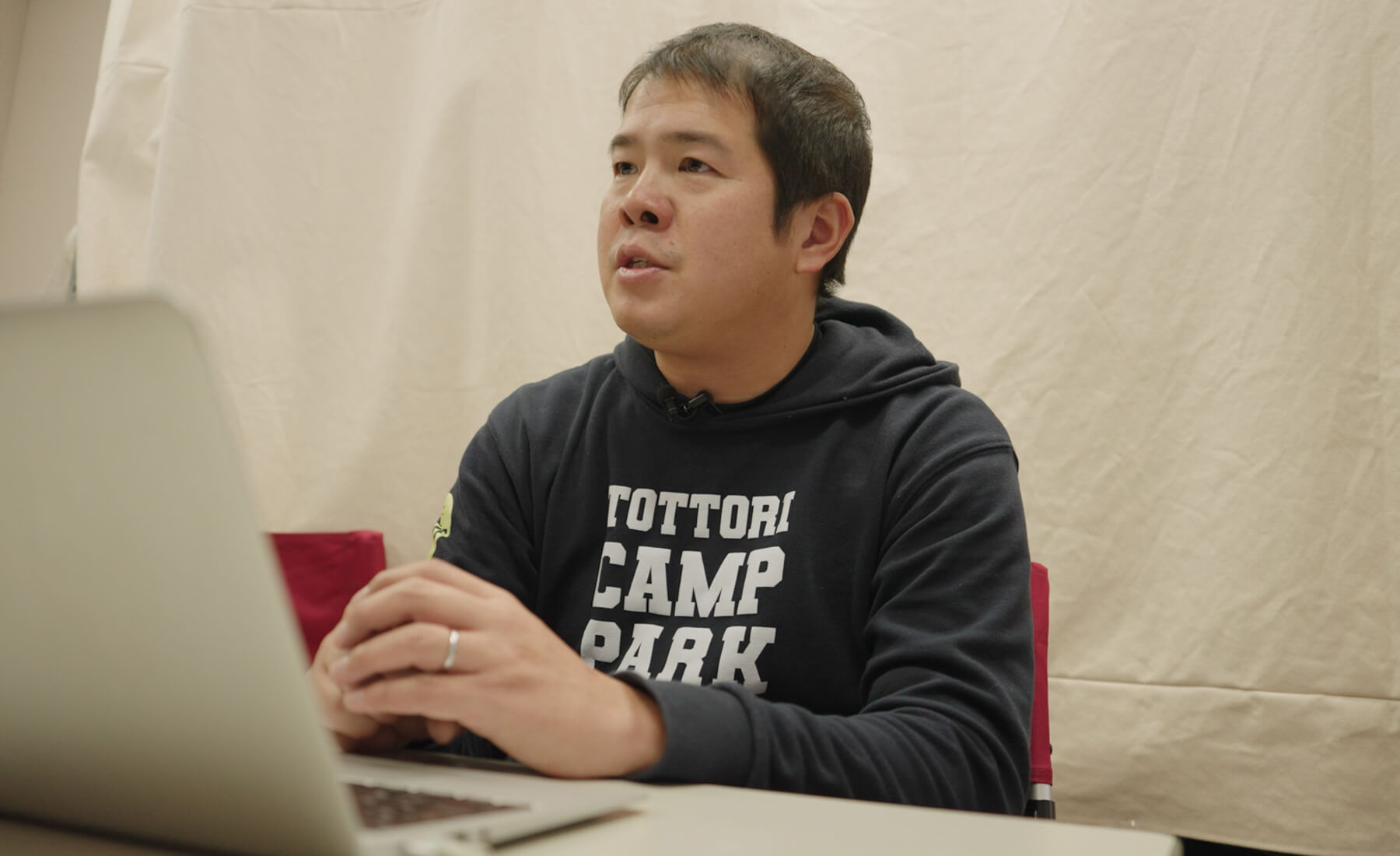 インタビューを受ける石黒さん