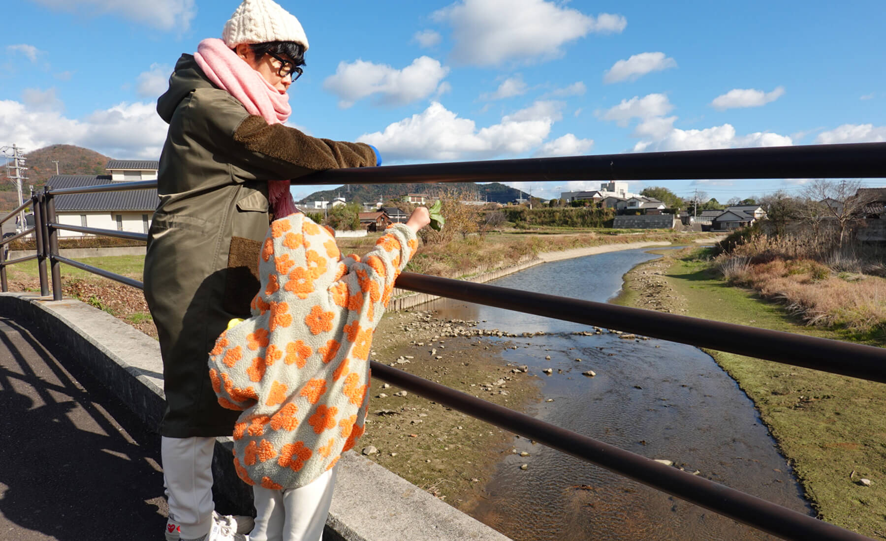 近所の川で家族仲睦まじく