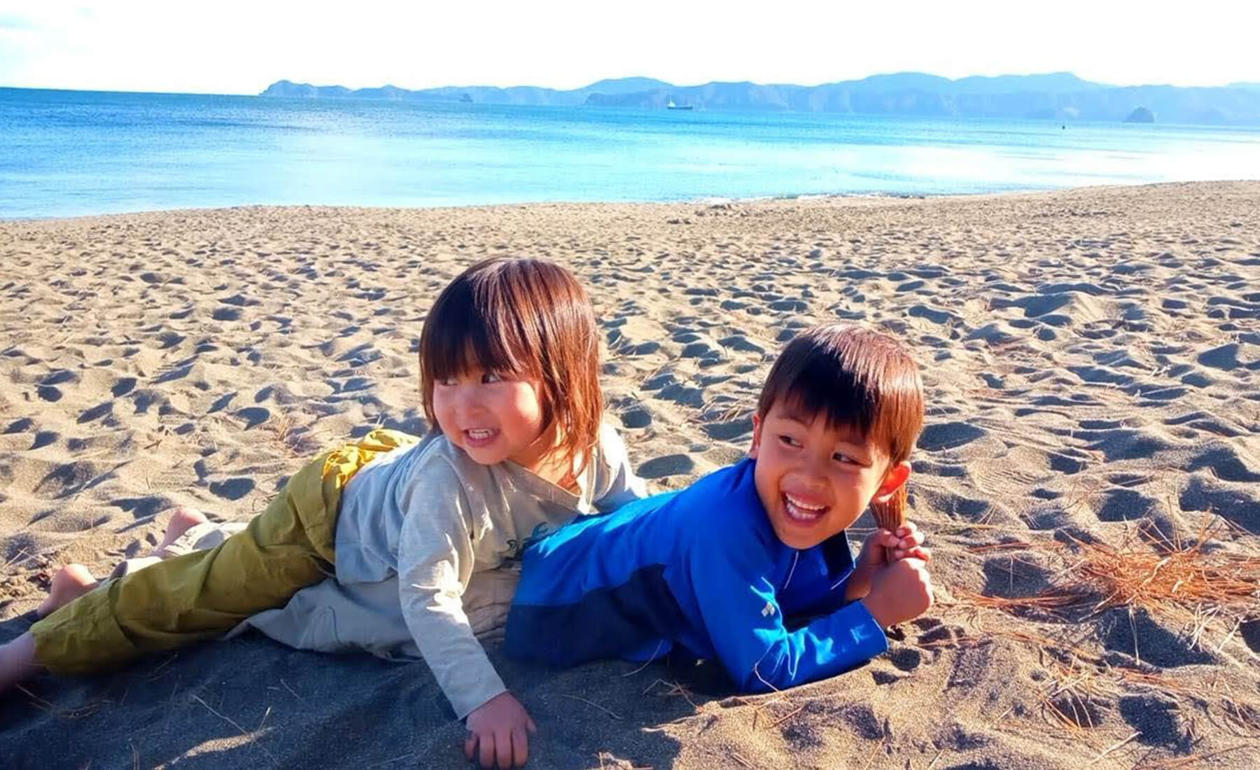 砂浜ではしゃぐ子どもたち