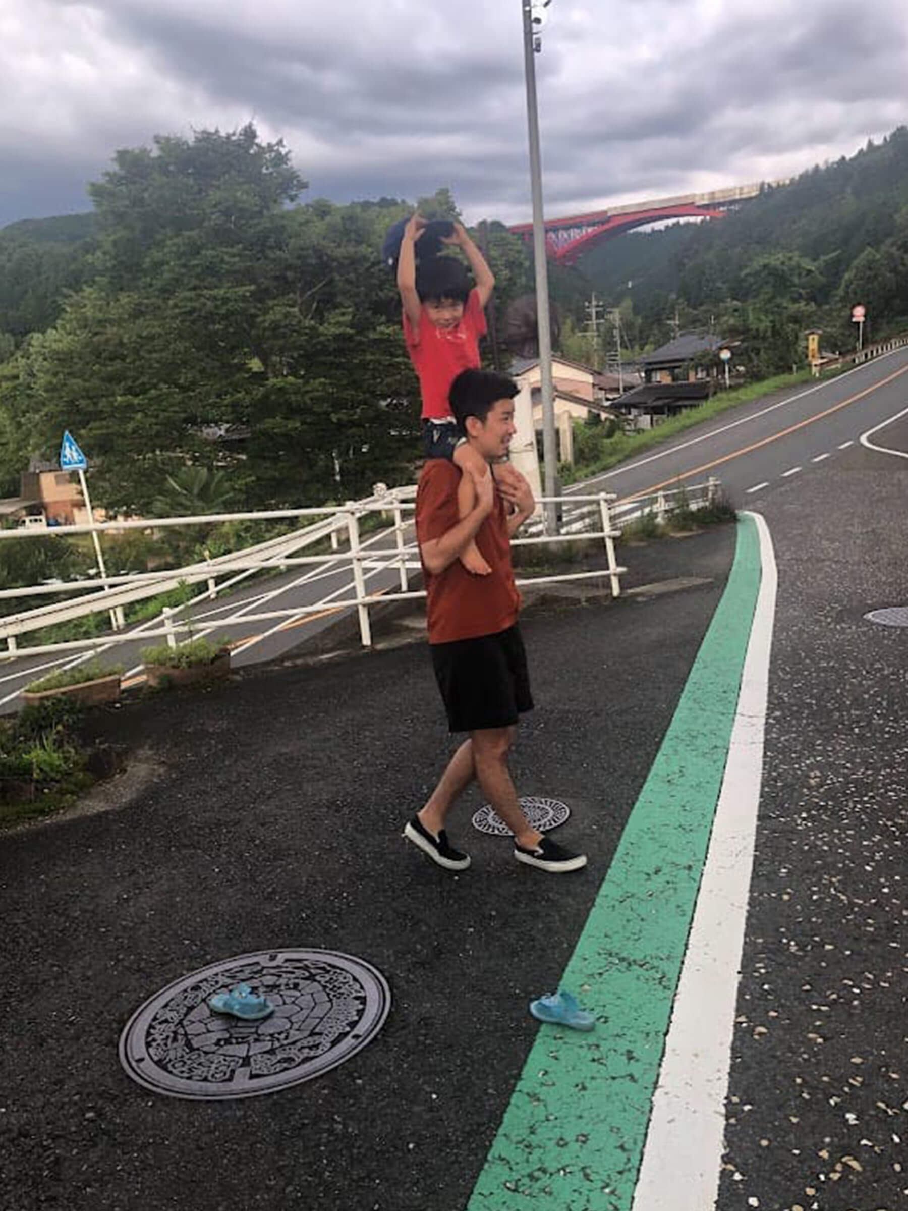 子どもと遊ぶ種村さん