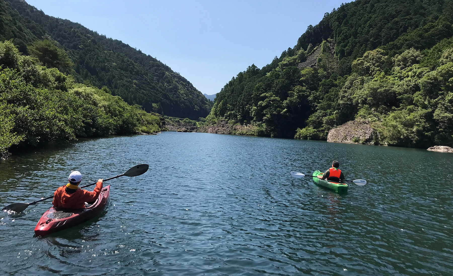 ダム湖でのカヤックの様子