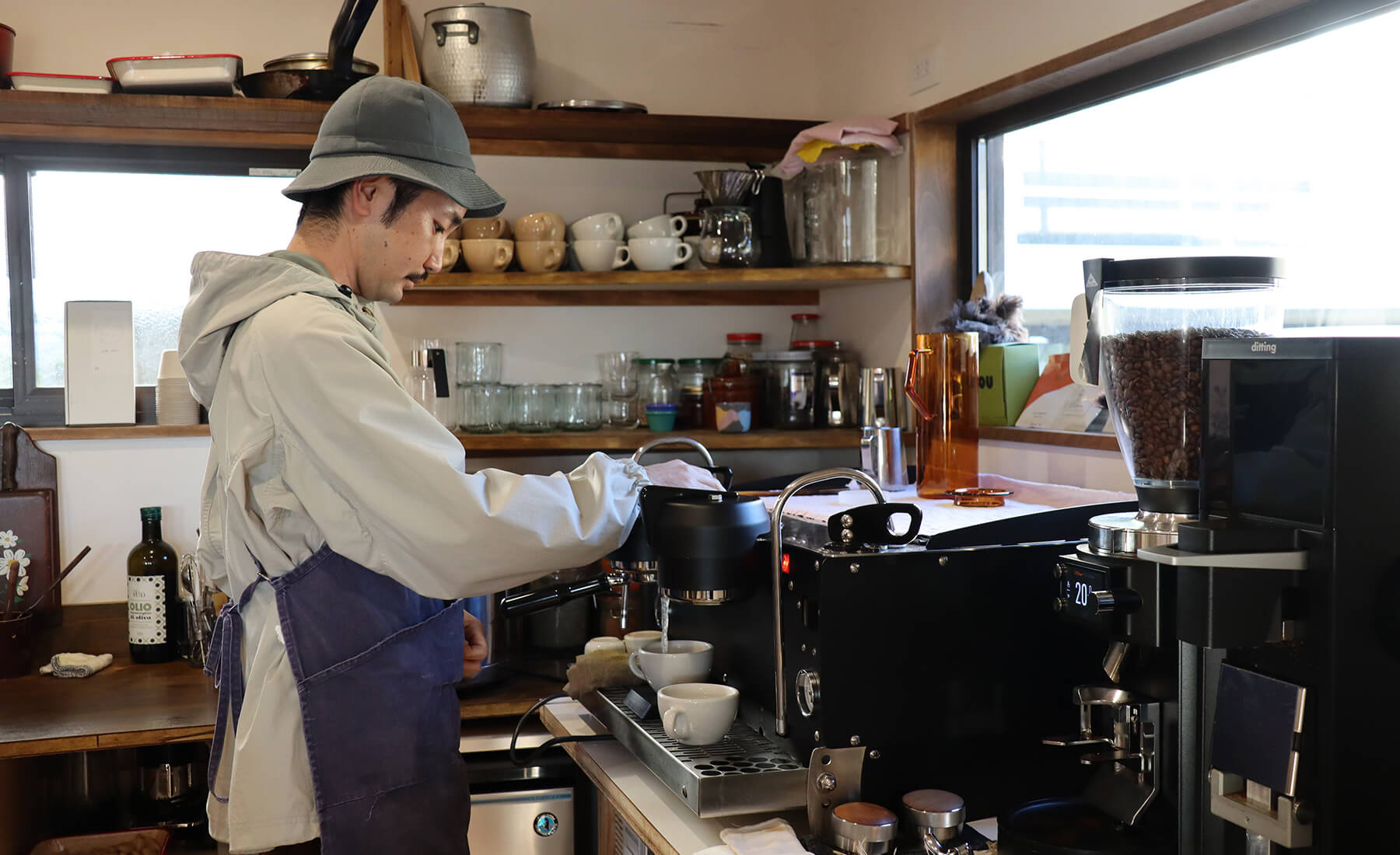 コーヒーを淹れる與那覇さん