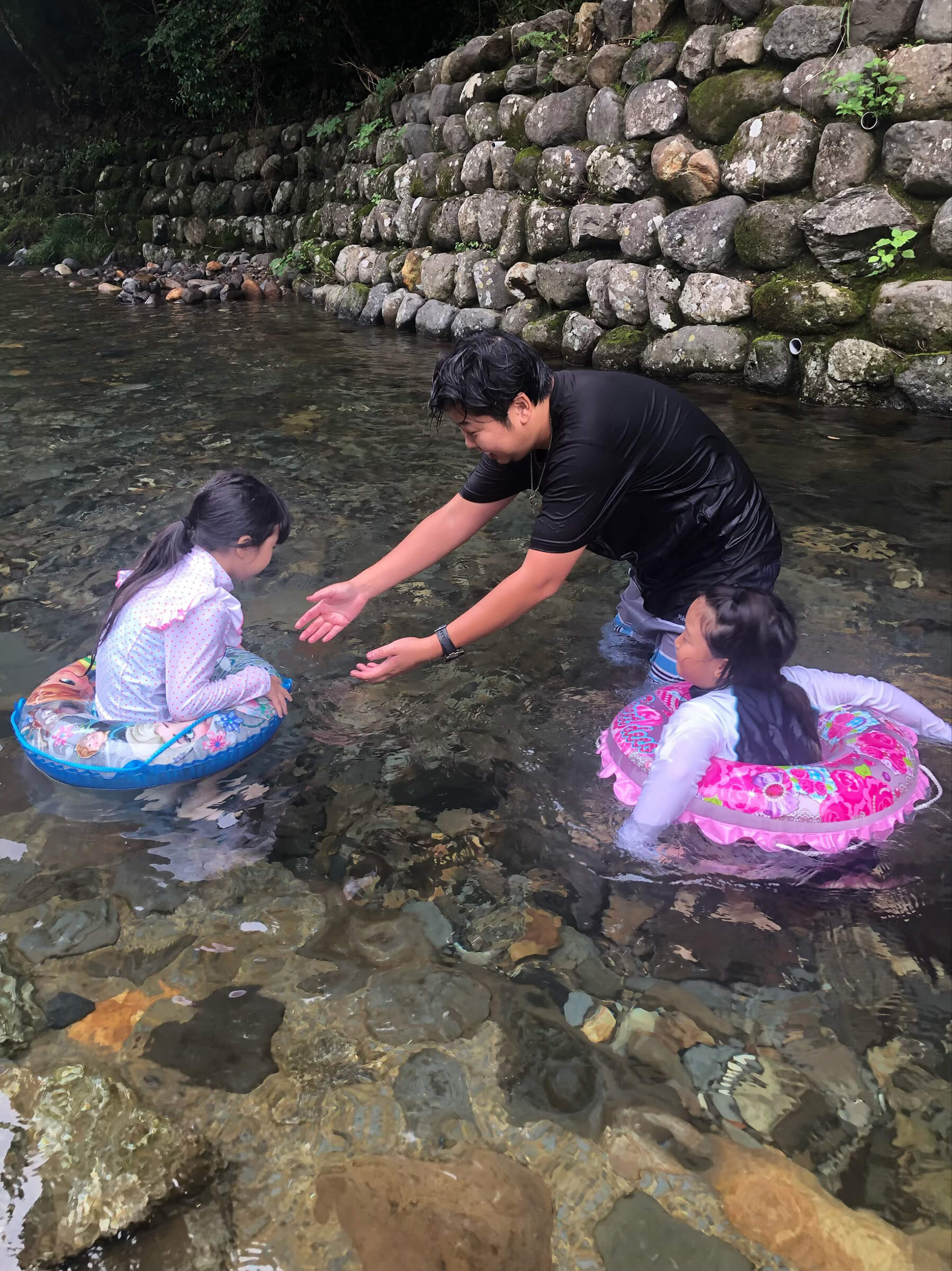 子どもたちと遊ぶ写真