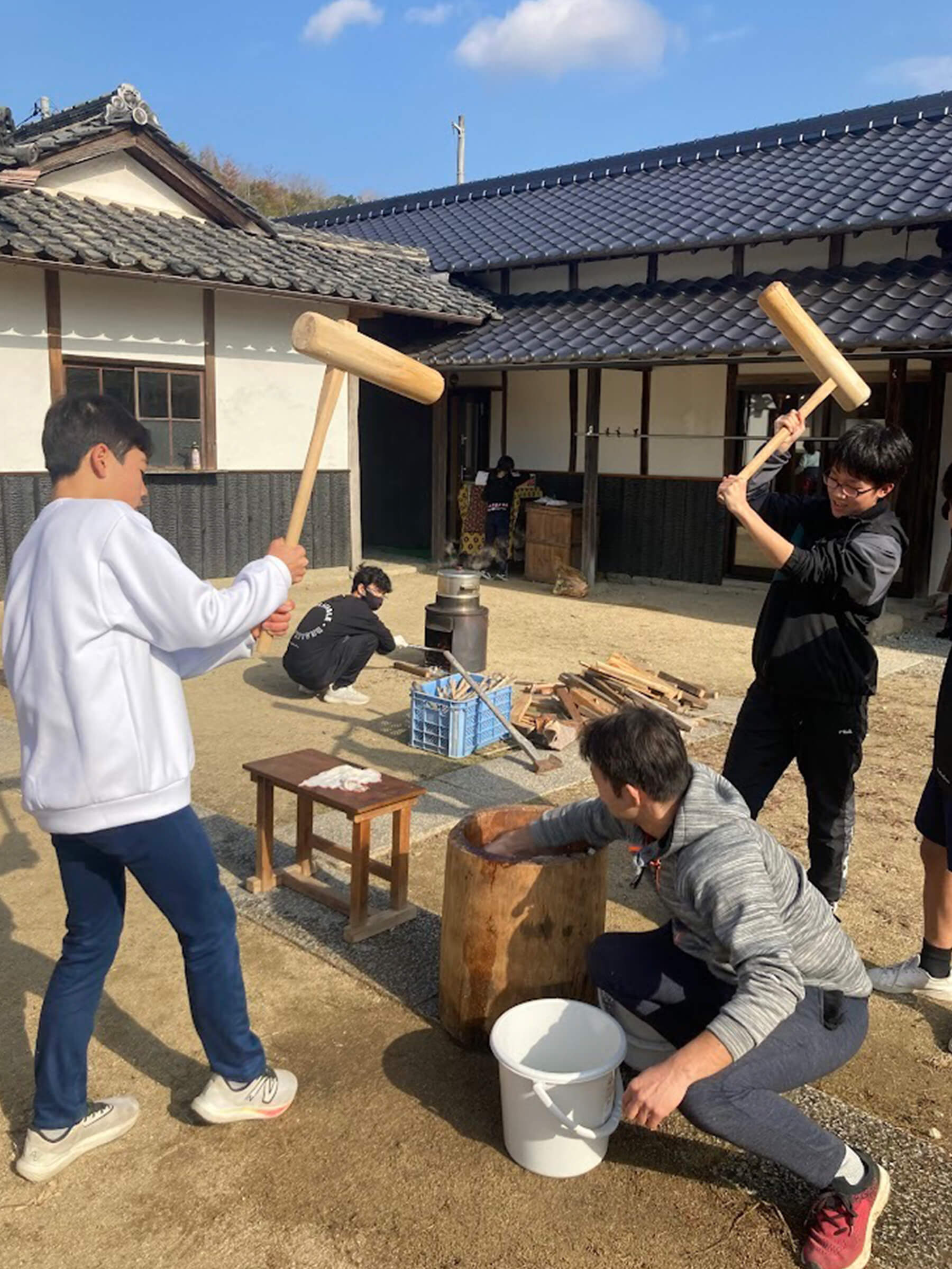 子ども食堂での餅つきの様子