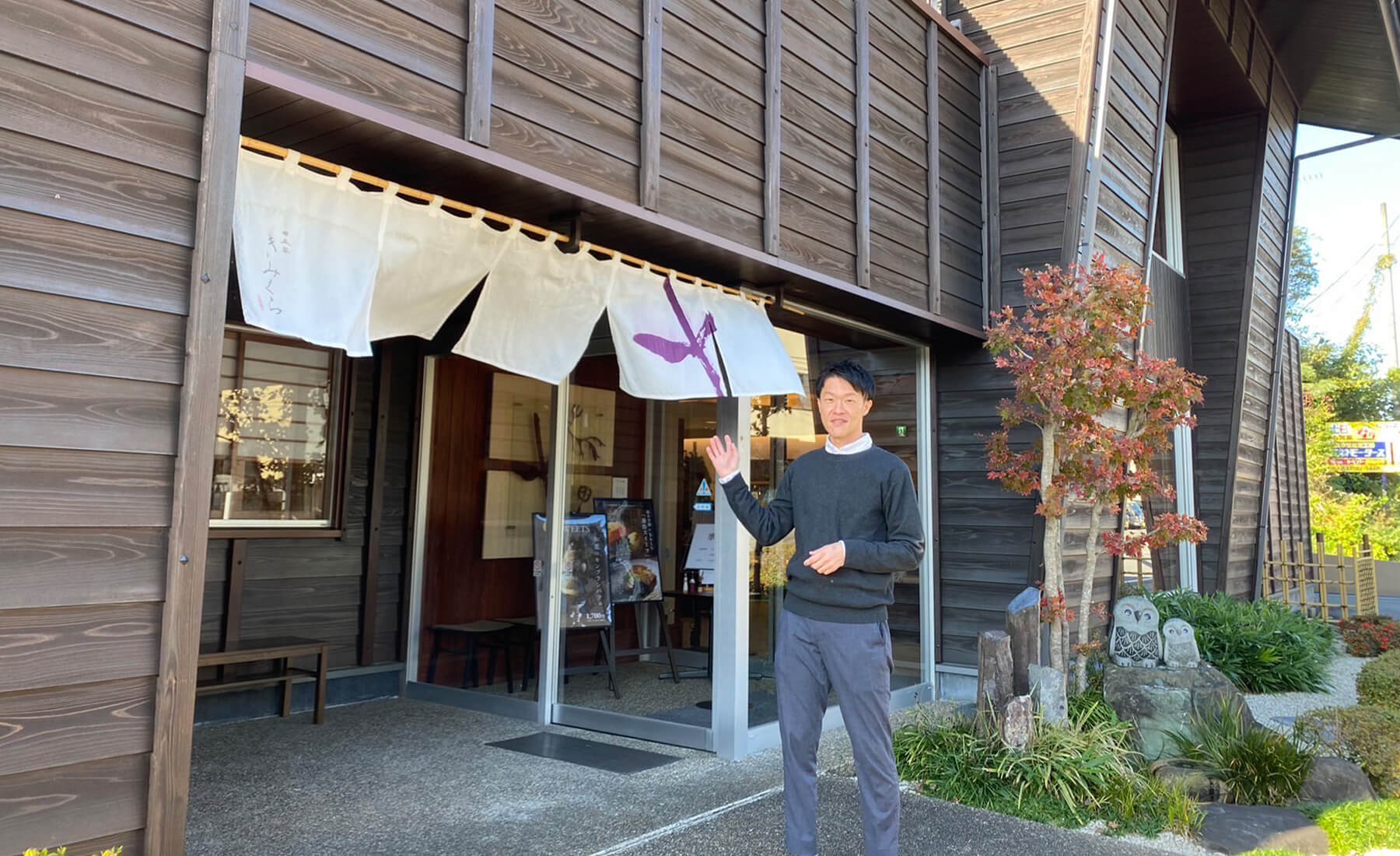 店舗の前に立つ安田さん