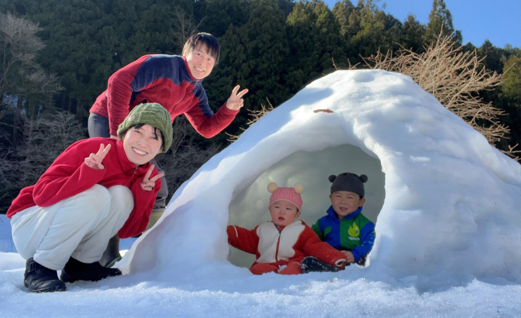 かまくらを作る近藤さん家族